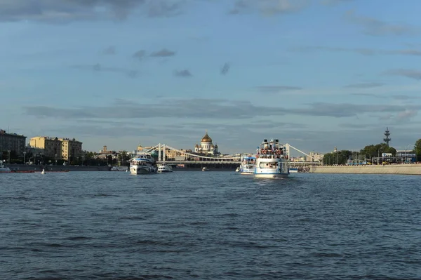 Ausflugsboote auf dem Fluss Moskva. — Stockfoto