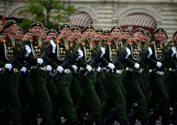 Soldados da Segunda Guardas motorizado rifle Taman divisão durante o ensaio vestido do desfile na praça vermelha . — Fotografia de Stock