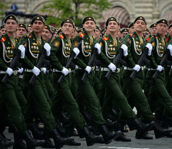 Soldados da Segunda Guardas motorizado rifle Taman divisão durante o ensaio vestido do desfile na praça vermelha . — Fotografia de Stock