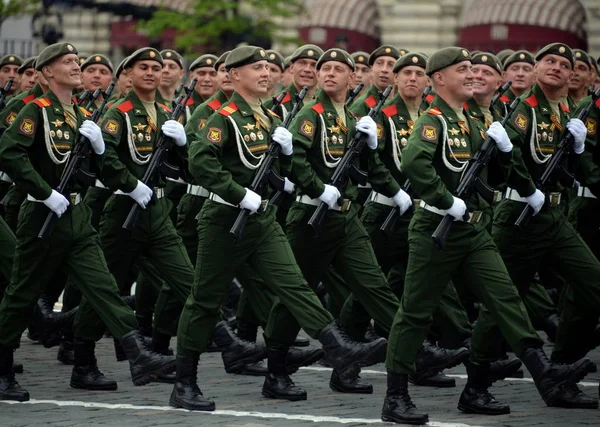 Soldaten van de 2nd bewakers gemotoriseerde geweer Taman divisie tijdens de generale repetitie voor de parade op het Rode plein. — Stockfoto