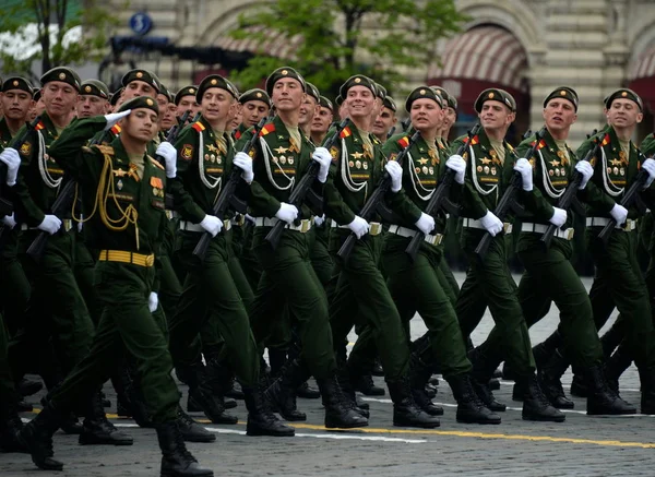 Soldati della 2a divisione di Taman di Guardie motorizzate di fucile durante la prova generale della parata su quadrato rosso . — Foto Stock