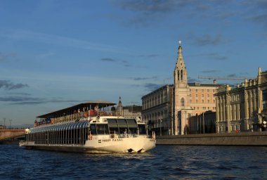  Moskva Nehri 'ndeki eğlence teknesi..