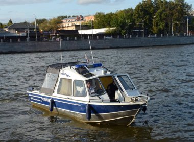  Moskova Nehri su polis teknede.
