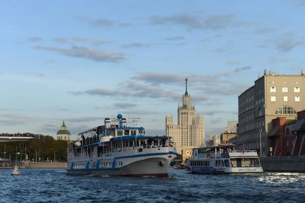 Ausflugsboote auf dem Fluss Moskva. — Stockfoto