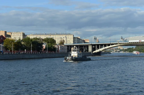 Moskova Rusya Eylül 2017 Nehir Römorkör Itici Moskova Nehri Üzerinde — Stok fotoğraf