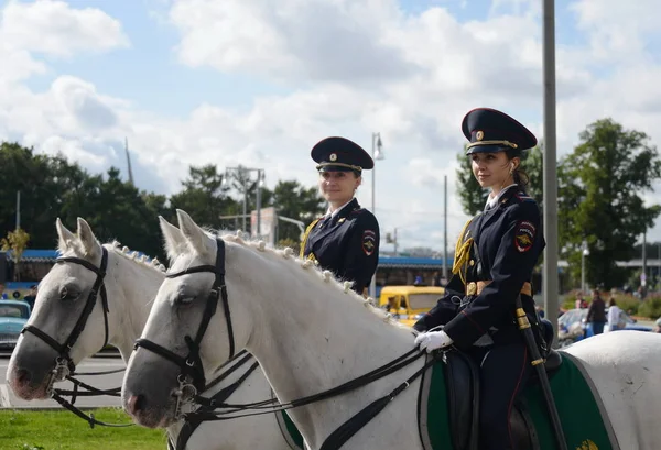 Mädchen - Kavalleristen der Polizei übernehmen den Schutz der öffentlichen Ordnung auf den Straßen von Moskau. — Stockfoto