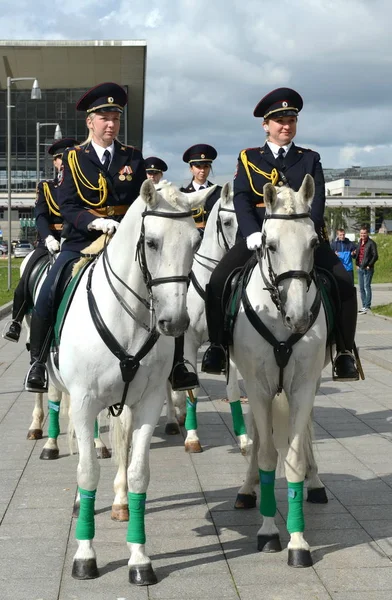 Girls - police cavalrymen take over the protection of public order on the streets of Moscow. — Stock Photo, Image