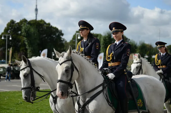 Mädchen - Kavalleristen der Polizei übernehmen den Schutz der öffentlichen Ordnung auf den Straßen von Moskau. — Stockfoto