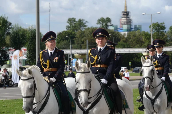 Ragazze - i cavalieri della polizia prendono in mano la protezione dell'ordine pubblico per le strade di Mosca . — Foto Stock