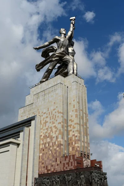 Sculptural composition "Worker and Collective Farm Girl" on Prospect Mira in Moscow — Stock Photo, Image