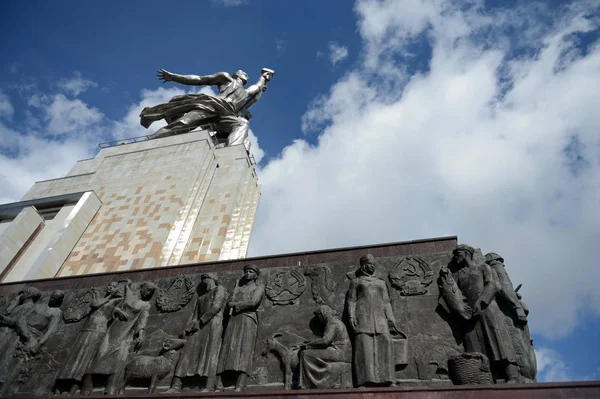 在莫斯科的前景米拉的雕塑创作 "工人和集体农场女孩" — 图库照片