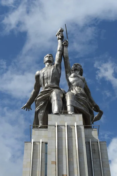 彫刻組成にモスクワ、プロスペクトマイラ「労働者と集団農場ガール」 — ストック写真