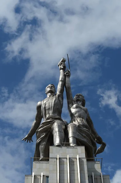 Sculptural composition "Worker and Collective Farm Girl" on Prospect Mira in Moscow — Stock Photo, Image