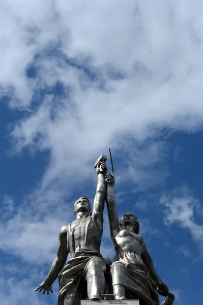 Skulpturale Komposition "Arbeiter und Kolchosmädchen" über Aussicht Mira in Moskau — Stockfoto