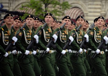  4 muhafız Tank Tümeni, Kantemirov kırmızı kare üzerinde geçit kostümlü prova sırasında askerler.