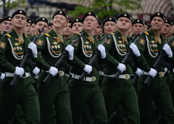 Servidores da 4a Divisão de Tanques de Guardas de Kantemirov durante o ensaio geral do desfile na Praça Vermelha . — Fotografia de Stock