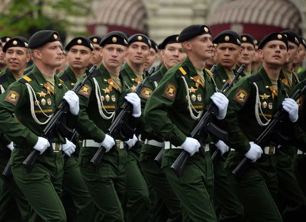 Servidores da 4a Divisão de Tanques de Guardas de Kantemirov durante o ensaio geral do desfile na Praça Vermelha . — Fotografia de Stock