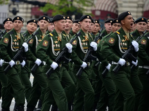 Soldados de la Cuarta División de Tanques de la Guardia de Kantemirov durante el ensayo general del desfile en la Plaza Roja . — Foto de Stock