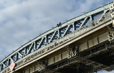 Moskova, Rusya 9 Eylül 2017: Pushkin (Andreevsky) yaya köprüsü Moskova Nehri üzerinde kemer üzerinde genç insanlar oturuyor.