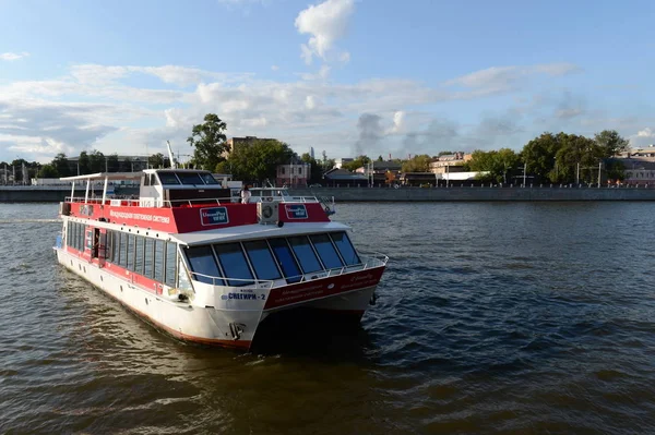 Prazer barco-catamarã "Snegiri" no rio Moscou . — Fotografia de Stock