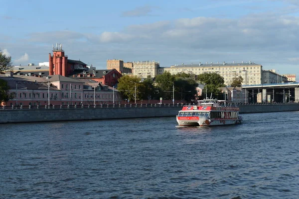 Moscú Rusia Septiembre 2017 Placer Barco Catamarán Snegiri Río Moscú — Foto de Stock