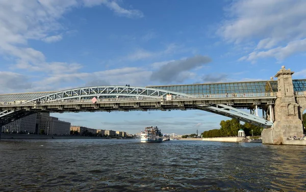 Pushkin (Andrew) puente peatonal y el río Moscú con barcos de recreo . — Foto de Stock