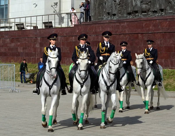 Mädchen - Kavalleristen der Polizei übernehmen den Schutz der öffentlichen Ordnung auf den Straßen von Moskau. — Stockfoto