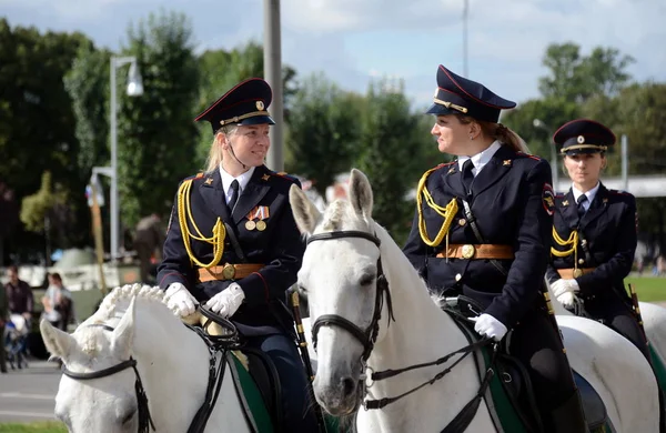 女の子 - 警察騎兵を引き継ぐモスクワの路上で公の秩序の保護. — ストック写真