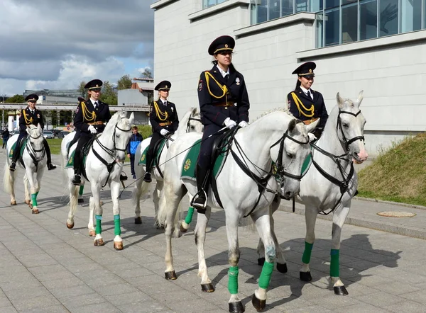 Ragazze - i cavalieri della polizia prendono in mano la protezione dell'ordine pubblico per le strade di Mosca . — Foto Stock