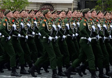  Motorlu 27 ayrı muhafız askerlik Sivastopol Kızıl Afiş takım geçit töreni provası sırasında piyade..