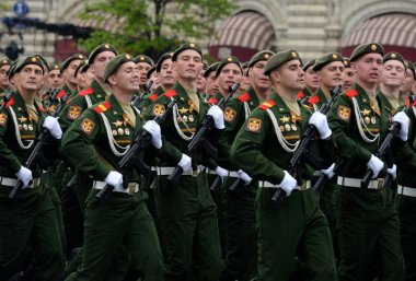  Motorlu 27 ayrı muhafız askerlik Sivastopol Kızıl Afiş takım geçit töreni provası sırasında piyade..