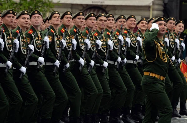 군인의 27 별도 동력 퍼레이드의 드레스 리허설 동안 세바스토폴 레드 배너 여 단 소총. — 스톡 사진