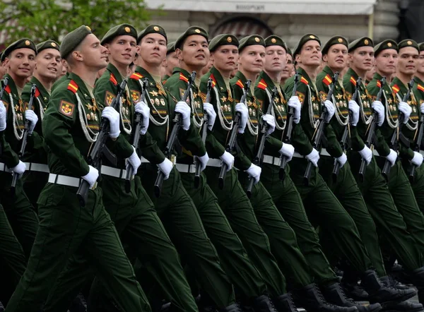 Los militares de los guardias separados 27 rifle motorizado Sebastopol Brigada Bandera Roja durante el ensayo general del desfile . —  Fotos de Stock