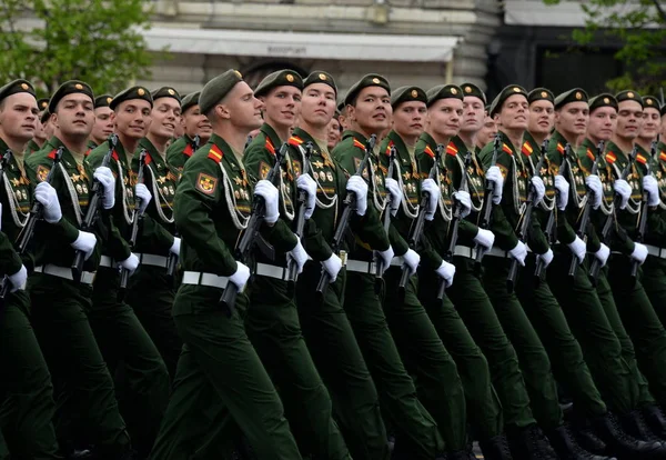 Les militaires de la 27ème Brigade de la bannière rouge Sébastopol de fusil motorisé de gardes séparés pendant la répétition générale de la parade . — Photo