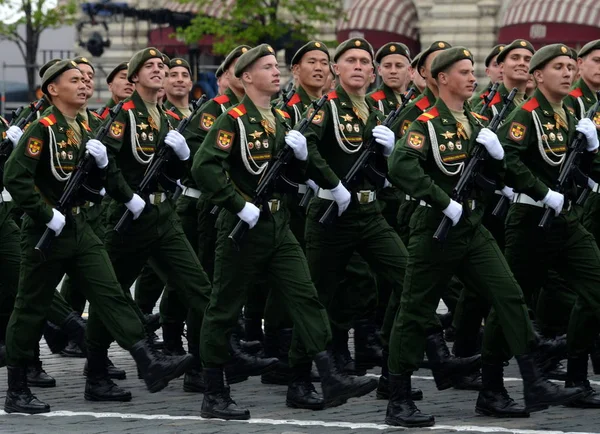 Servidores da 27a guarda separada rifle motorizado Sevastopol Red Banner Brigade durante o ensaio geral do desfile . — Fotografia de Stock