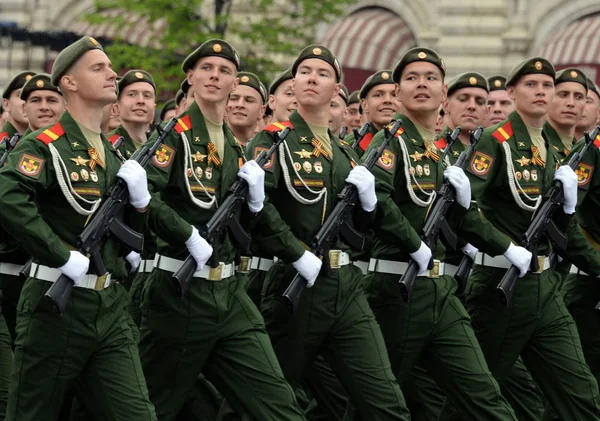 Żołnierzy 27 oddzielnych straży zmotoryzowany karabin Sewastopol czerwony sztandar brygady podczas kostiumowej parady. — Zdjęcie stockowe