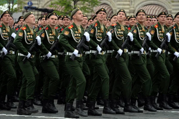 Військовослужбовці 27 окремих охоронці моторизовані гвинтівка Севастопольський загін червоного прапора під час репетиції параду. — стокове фото