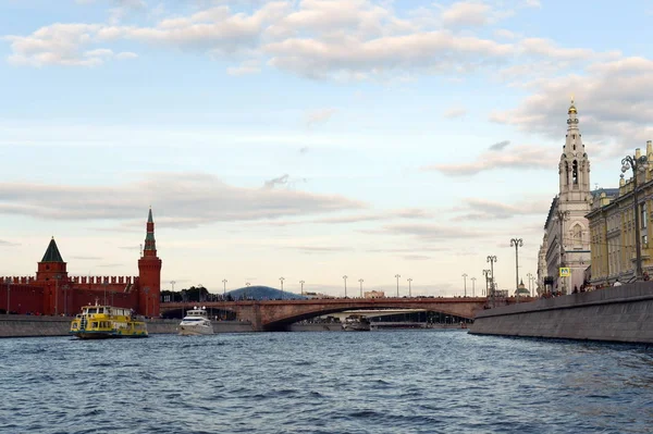 Vista del Embankment de Sophia y del puente de Bolshoy Moskvoretsky de Moscú . — Foto de Stock