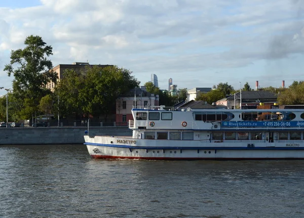 Barco de prazer "Maestro" no rio Moscou . — Fotografia de Stock