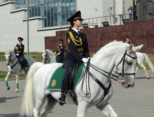 Ragazze - i cavalieri della polizia dimostrano dressage sul Prospect Mira a Mosca . — Foto Stock