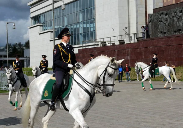 Ragazze - i cavalieri della polizia dimostrano dressage sul Prospect Mira a Mosca . — Foto Stock