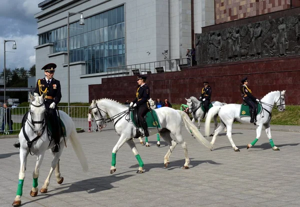 Девушки - полицейские кавалеристы демонстрируют выездку на проспекте Мира в Москве . — стоковое фото