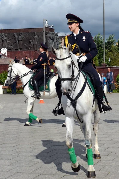 Girls - police cavalrymen demonstrate dressage on the Prospect Mira in Moscow. — Stock Photo, Image