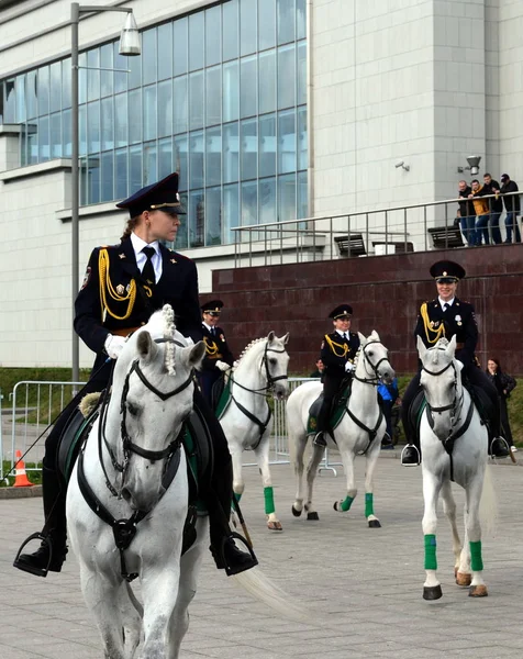 Mädchen - Polizei-Kavalleristen demonstrieren Dressur auf der Aussicht mira in Moskau. — Stockfoto
