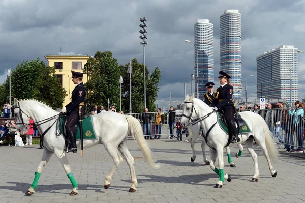 Ragazze - i cavalieri della polizia dimostrano dressage sul Prospect Mira a Mosca . — Foto Stock