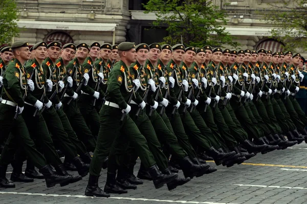 Cadetes de la Escuela Superior de Mando Militar de Moscú en el ensayo general para el desfile del Día de la Victoria en la Plaza Roja . —  Fotos de Stock