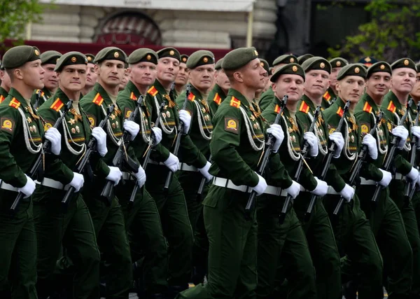 Cadetes da Escola Superior de Comando Militar de Moscou no ensaio geral do desfile do Dia da Vitória na Praça Vermelha . — Fotografia de Stock