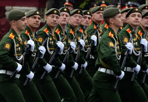 Cadets of the Moscow Higher Military Command School at the dress rehearsal for the Victory Day parade on Red Square. — Stock Photo, Image