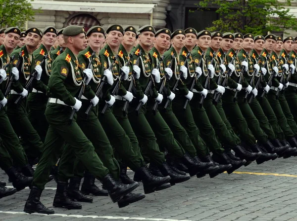 Cadetten van de Moskou hoger militaire opdracht School op de generale repetitie voor de parade van de dag van de overwinning op het Rode plein. — Stockfoto