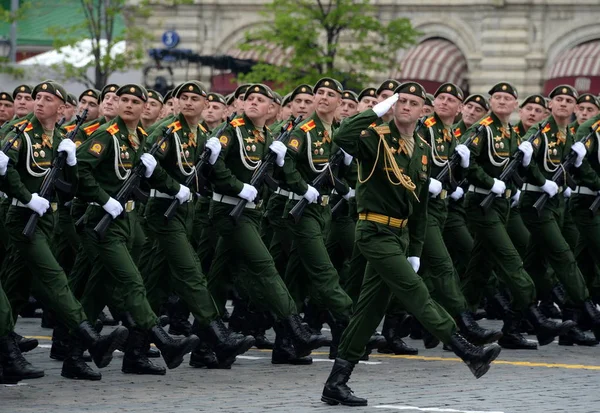 Cadetes da Escola Superior de Comando Militar de Moscou no ensaio geral do desfile do Dia da Vitória na Praça Vermelha . — Fotografia de Stock